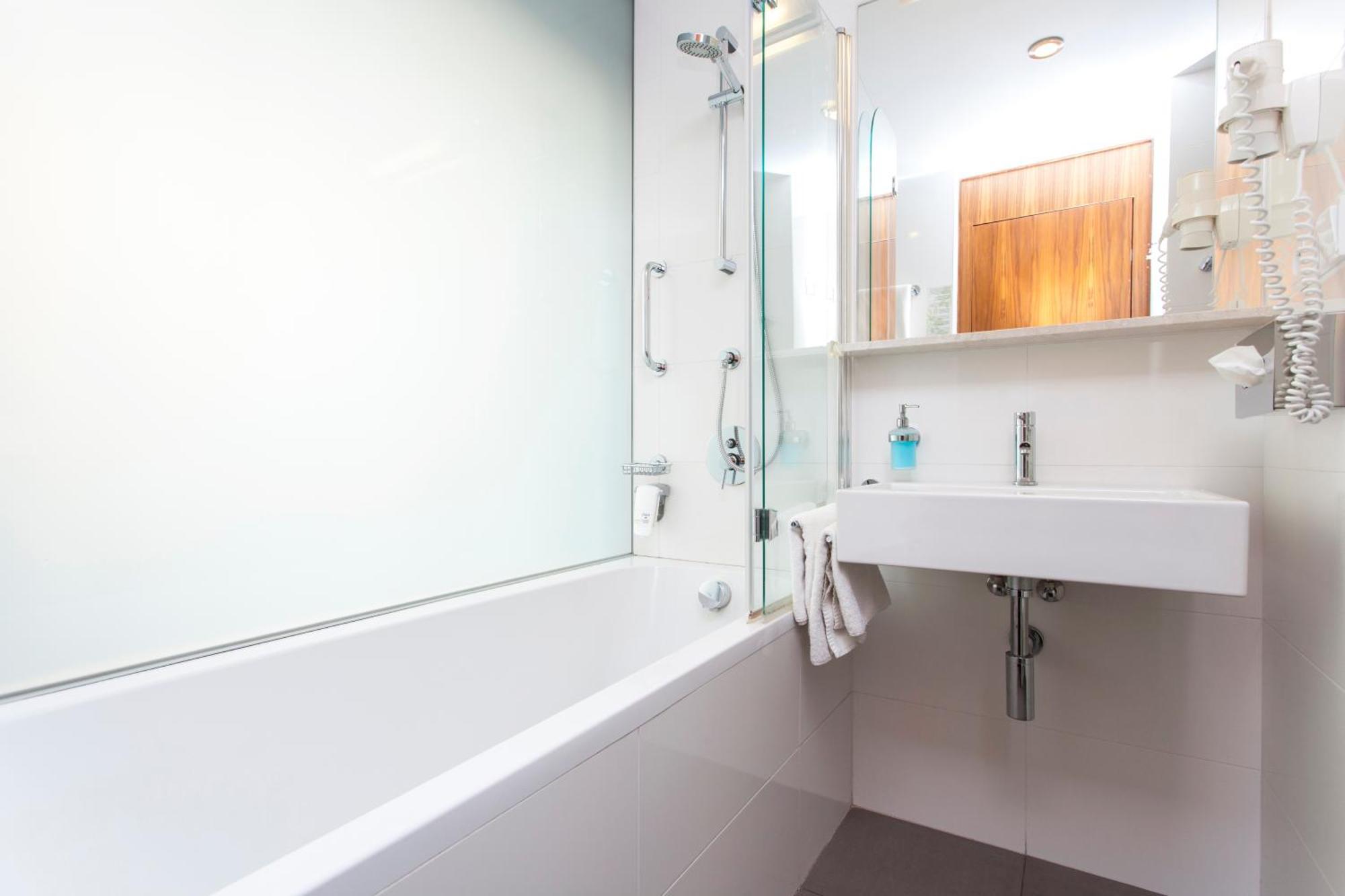 Executive Suite,1593639686:JPEG